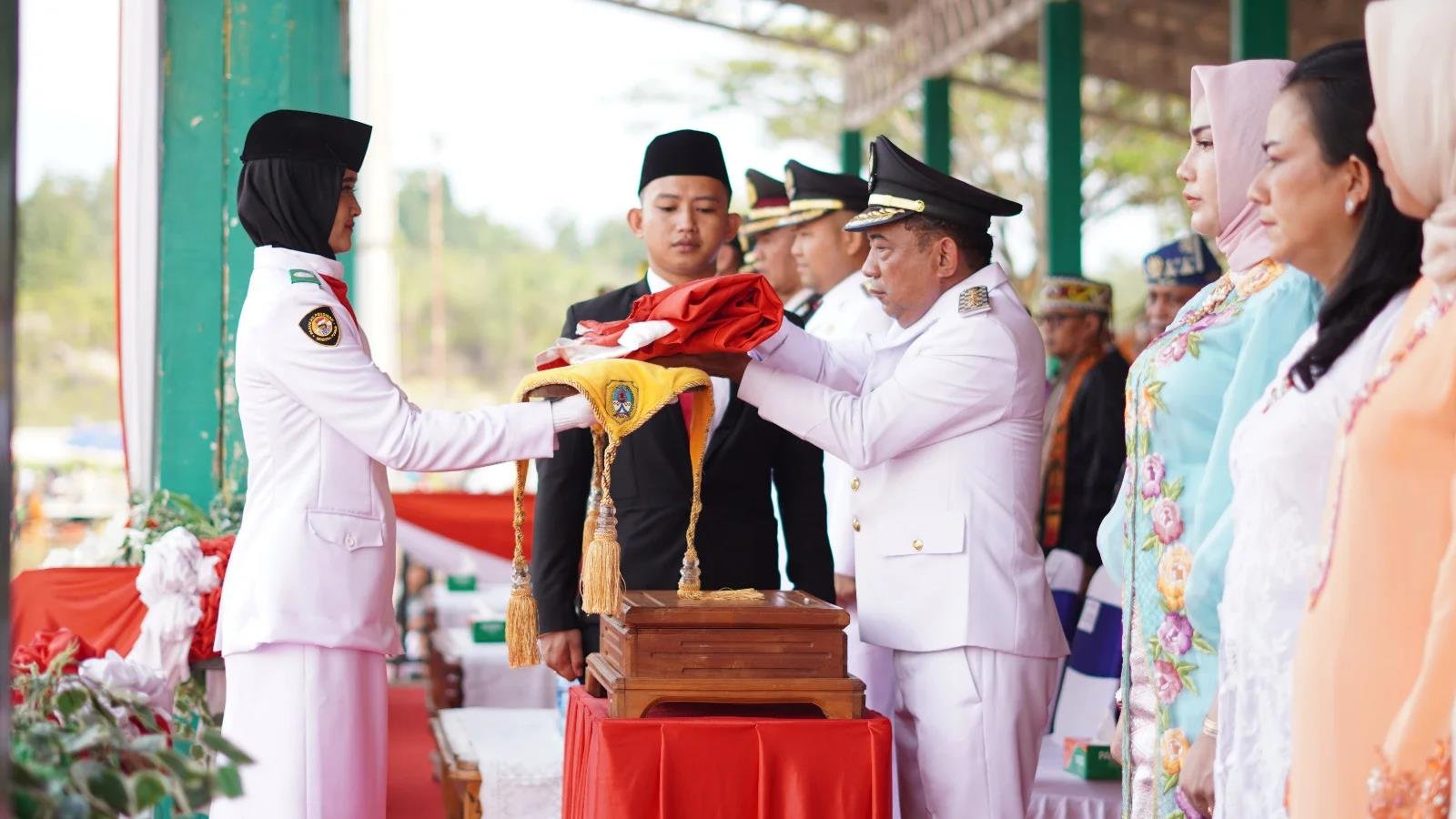 Penurunan Bendera Merah Putih Hut Ri Ke 78 Di Melawi Wabup Kluisen Jadi Inspektur Upacara 2970