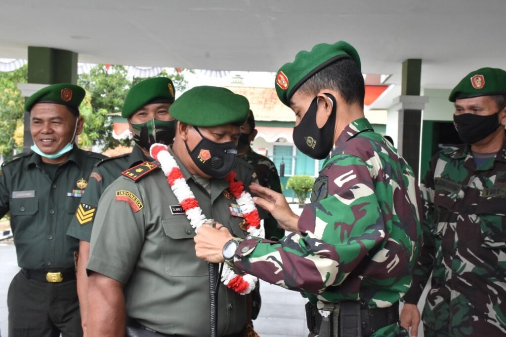 Dandim Sintang Lepas 3 Anggota yang Memasuki Masa Purnawira