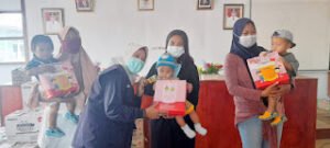 PMI Melawi Bagikan Makanan Tambahan Gizi Buat Ibu Hamil Dan Balita Dalam Rangka HUT RI ke-76