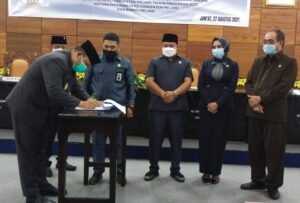 DPRD Bersama Pemkab. Melawi Tandatangani Nota Kesepakatan KUA-PPAS APBD Tahun 2022.