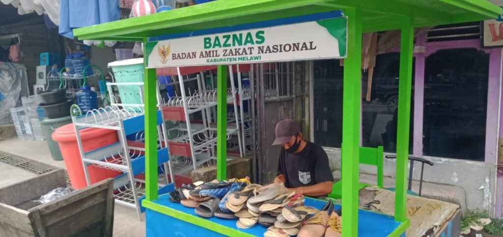 Baznas Melawi Salurkan 6 Outlet Kepada PKL Sol Sepatu