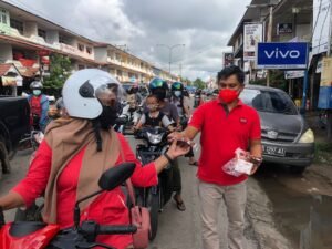 DPC PDI Perjuangan Melawi Bagikan Masker. Bertujuan Menggugah kesadaran Warga Untuk Tetap Menaati Prokes