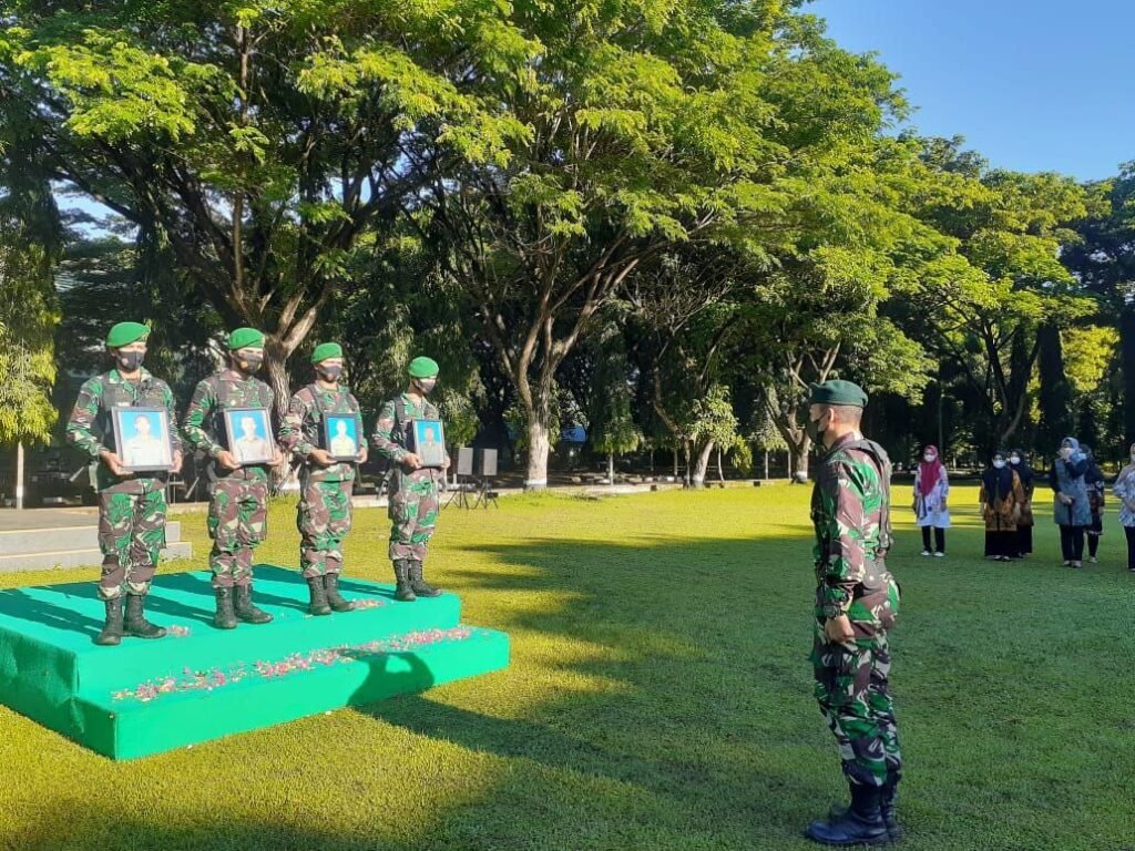 Dandim Sintang Letkol Inf Eko Bintara Saktiawan Sambut Jenazah Sertu (Anumerta) Ambrosius