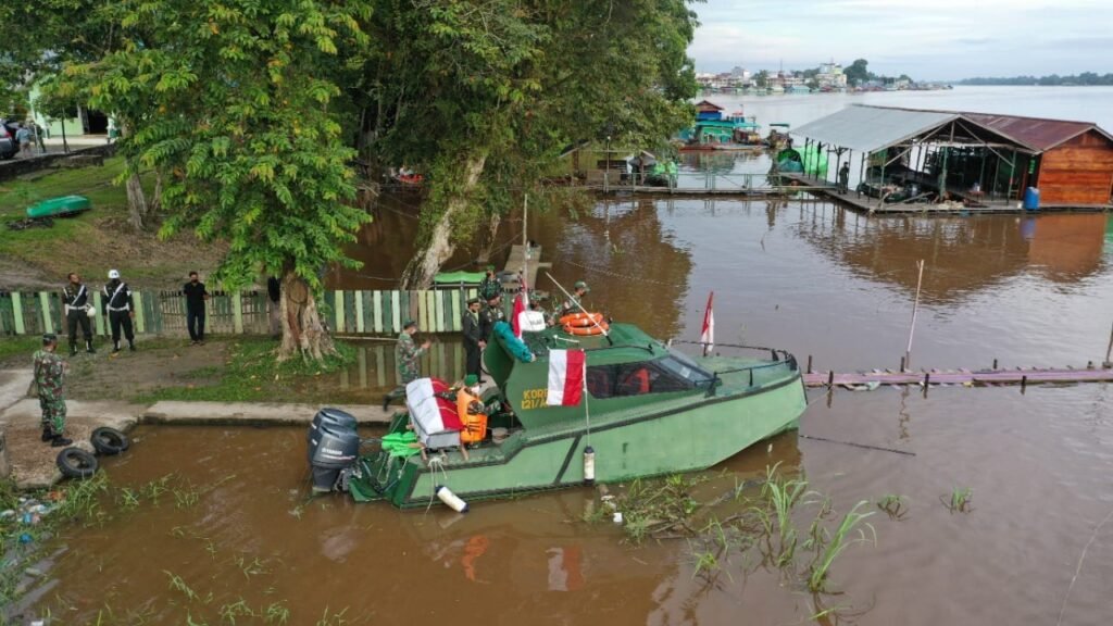 Gunakan Speed Boat Kodim Sintang, Jenazah Sertu (Anm) Ambrosius Berangkat Menuju Rumah Duka