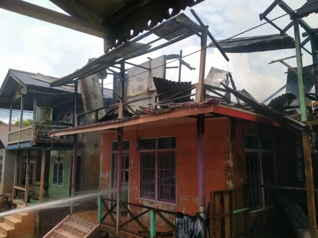 Dua rumah warga di Gang Ikhlas Desa Paal, Kecamatan Nanga Pinoh, Terbakar