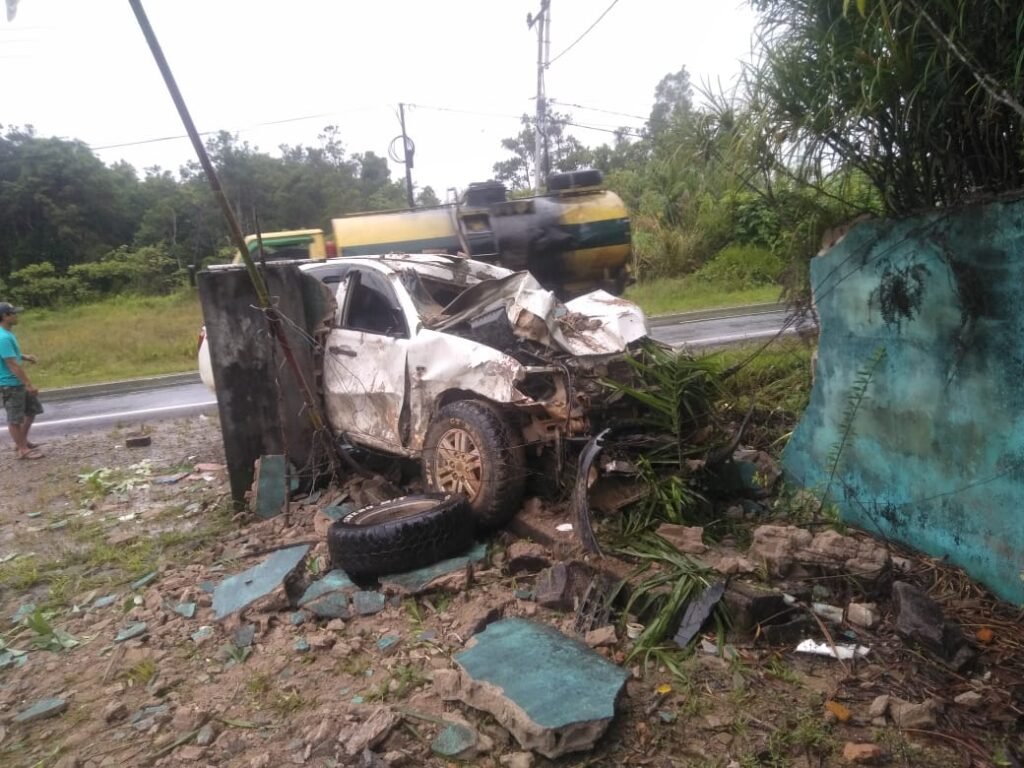 Diduga Masih Dalam Pengaruh Alkohol, Supir Strada Hilang Kendali Tabrak Pagar Rumah Warga