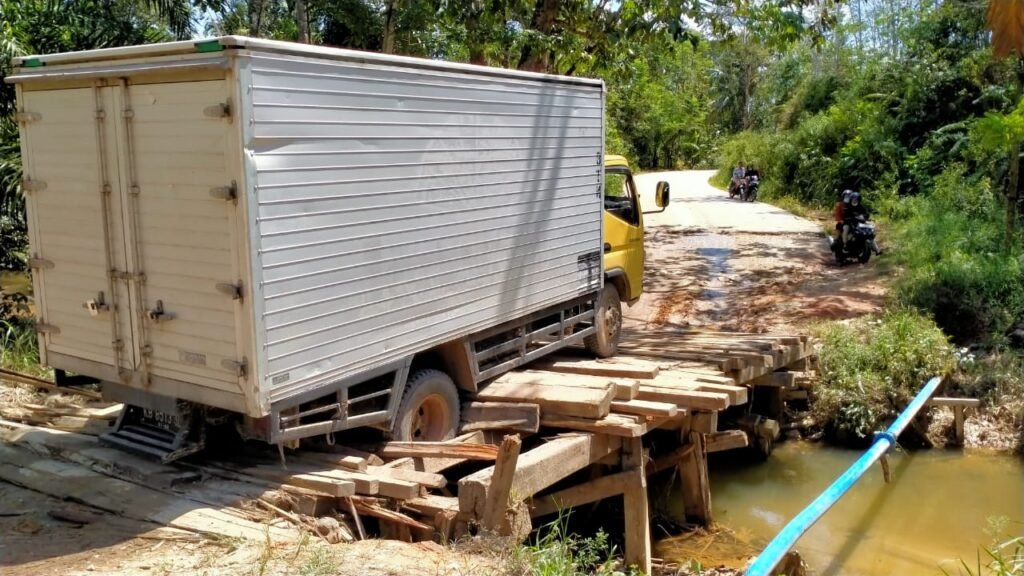 Jembatan Rusak, Mobil Boks Amblas dan Terjebak