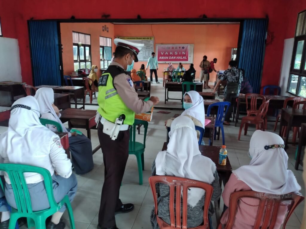 Satgas Preemtif Ops Patuh Kapuas 2021, Sambangi SMA Muhammadiyah Imbauan Prokes dan Bagikan Masker