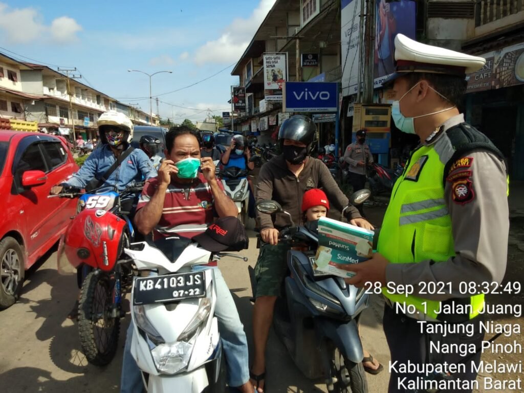 Satgas Ops Patuh Polres Melawi Bersama Bomel Kampanyekan Prokes dan Bagi-bagi Masker