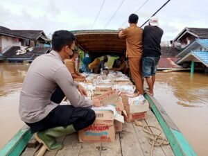 Dampingi Kades Bagikan Sembako, Bhabinkamtibmas Polsek Ella Hilir Juga Imbau Kamtibmas Kewarganya