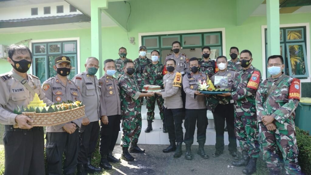 HUT TNI Ke-76, Kapolres Melawi dan Rombongan Sambangi Koramil dan Kompi Berikan Surprise