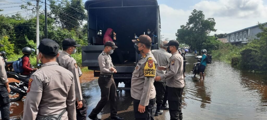 Polres Melawi Gunakan Truk dan Mobil Dinas Angkut Masyarakat Lewati Banjir