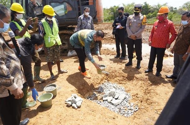 Bupati dan Wakil Bupati Melawi Hadiri Peletakan Batu Pertama Pembangunan Gedung Kantor GKII Daerah Belimbing Raya