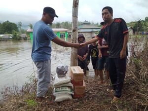 Pemdes Tanjung Tengang Salurkan Bantuan Untuk Warga Terdampak Banjir