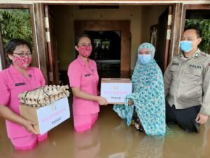 Ketua Bhayangkari dan Kapolres Melawi Salurkan Sembako Kepada Anggota dan Warakawuri Terdampak Banjir