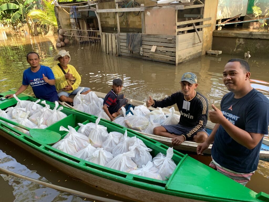 DPD Demokrat Kalbar Berikan Bantuan, DPC Melawi Langsung Salurankan Pada Masyarakat Terdampak Banjir