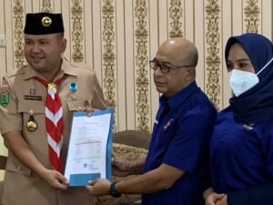 Bupati Melawi Terima Bansos Banjir NasDem Kalbar