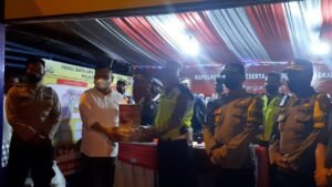 Bupati Melawi Serahkan Tali Asih Kepada Personel Pospam dan Pos Pelayanan Ops Lilin Kapuas 2021