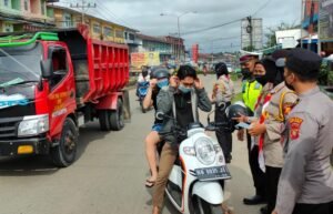 Petugas Ops Lilin Kapuas-2021 Hentikan Sejumlah Pengendara, Bukanya Ditilang, Rupanya Dibagikan Masker