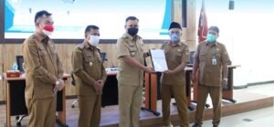 Bupati Melawi Didampingi Wakil Bupati Serahkan Penjabaran APBD TA. 2022