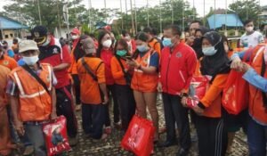 DPC PDI Perjuangan Kabupaten Melawi Mulai Salurkan Bantuan Dari Puan Maharani