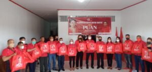 Lasarus Serahkan 7 Ton Beras Dari Puan Maharani Kepada DPC PDI Perjuangan Melawi Untuk Masyarakat Tidak mampu