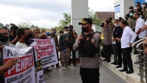 Pendemo Datangi Kantor Bupati Melawi, PT.RKA : Kami Siap Berdialog Terbuka