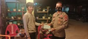 Sapa Warga Malam Hari, Polsek Menukung Ajak Masyarakat Patuhi Prokes