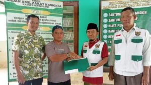 BAZNAS Melawi Serahkan Bantuan Uang Tunai Untuk Renovasi Gedung Madrasah Ibtidaiyah Ma’arif 2 Tanjung Sari