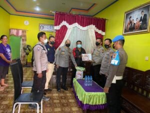Sambut Hari Bhayangkara Ke-76, Polres Melawi Gelar Anjangsana dan Baksos Kepada Personel Yang Sakit