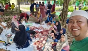 Masjid Al-Ikhlas Desa Baru Tebar Daging Kurban