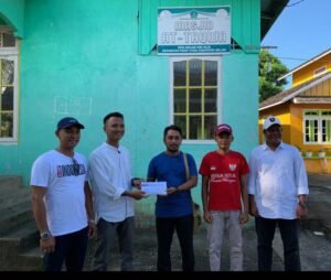 Percepatan Pembangunan Masjid At Taqwa Melawi Kiri Hilir, PT. Yudhistira Ghalia Indonesia Salurkan Bantuan 50 Sack Semen