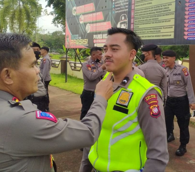 Kasat lantas Polres Melawi Lakukan Pemeriksaan Atribut Personil