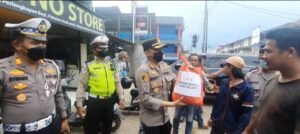 Kapolres Melawi Berikan Langsung Bansos Sembako Kepada Masyarakat