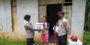 20 Paket Bansos, Disalurkan Satbinmas Polres Melawi Kepada Masyarakat di Dusun Tubung