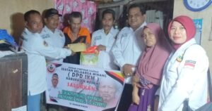 DPD IKM Melawi Salurkan Bantuan Pada Lansia