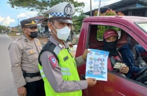 Ops Zebra Polres Melawi Bagikan Brosur Imbauan Tertib Berlalulintas