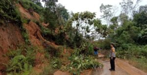 7 Titik Tanah Longsor Timbun Jalan Provinsi Nanga Pinoh – Kota Baru