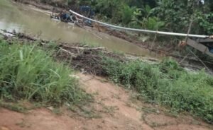 Warga Resah, Pekerja PETI Dekati Badan Jalan
