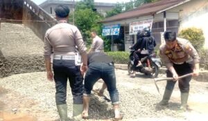 Hindari Laka Lantas, Satlantas Polres Melawi Tambal Jalan Berlubang