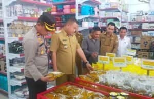 Bupati Melawi Pantau Langsung Harga dan Stok Barang Jelang Nataru