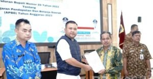 Serahkan Penjabaran APBD TA. 2023 Kepada OPD. Ini Pesan Bupati
