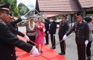 Tradisi Pedang Pora Polres Melawi Lepas AKBP Sigit
