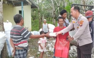 Satbinmas Polres Melawi Bagikan Snack Kepada Pemulung di TPA