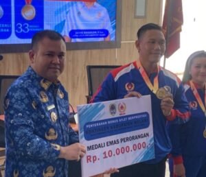 Bupati Dadi Serahkan Bonus Atlet Porprov Kalbar