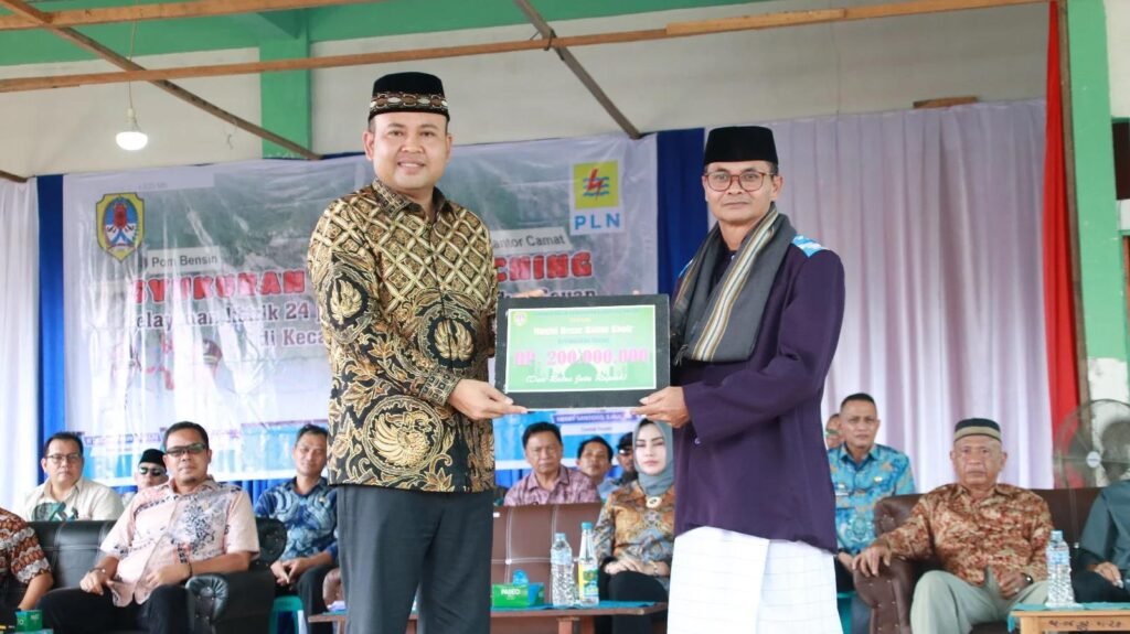 Bupati Melawi Launching Listrik 24 Jam di Kecamatan Sayan dan Pembuatan Jalan Lingkar