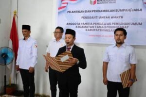Ketua Bawaslu Melawi Lantik PAW Anggota Panwascam Tanah Pinoh Barat