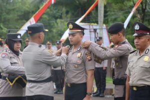 Kapolres Melawi Sematkan Pangkat Baru Kepada 23 Personel Polres Melawi