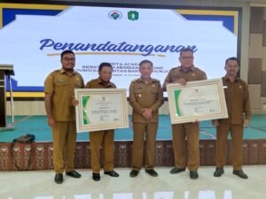 2 Piagam Penghargaan Sekaligus Diraih Pemkab dan Bupati Melawi Dari Gubernur Kalbar