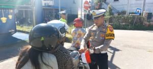 Sat Lantas Polres Melawi Berikan Bendera Merah Putih Kepada Pengguna Jalan Yang Tertib Berlalu Lintas